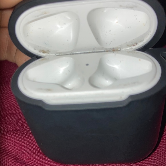 Barely used Airpod case (comes with black cover)